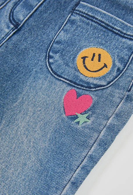 Pantalon denim fille bleu avec patches de fleurs