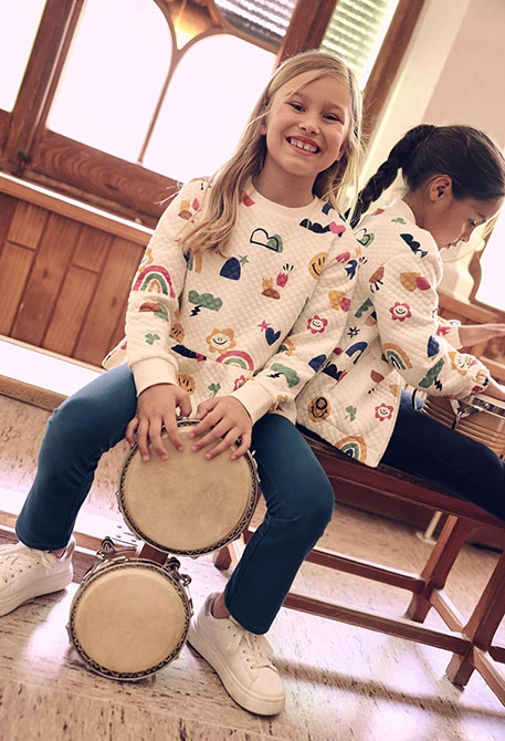 Cream knitted sweatshirt for girls with multicolour print