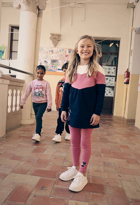 Conjunto punto niña azul marino estampado arcoíris