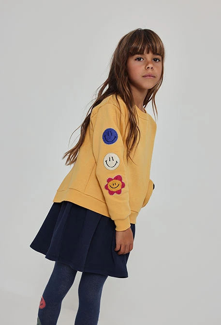 Robe en molleton jaune avec patches d\'émoticônes