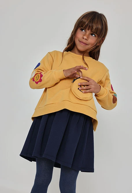 Robe en molleton jaune avec patches d\'émoticônes