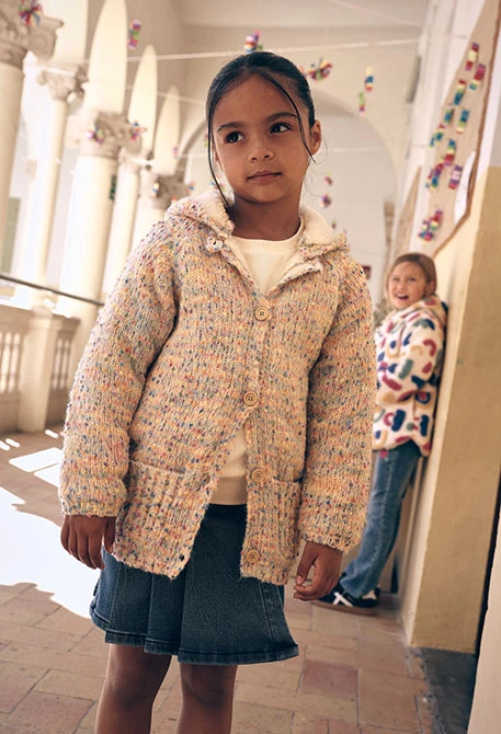 Veste en maille fille écrue multicolore à capuche