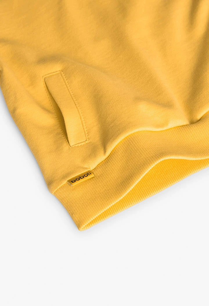 Felpa per neonato di colore giallo.