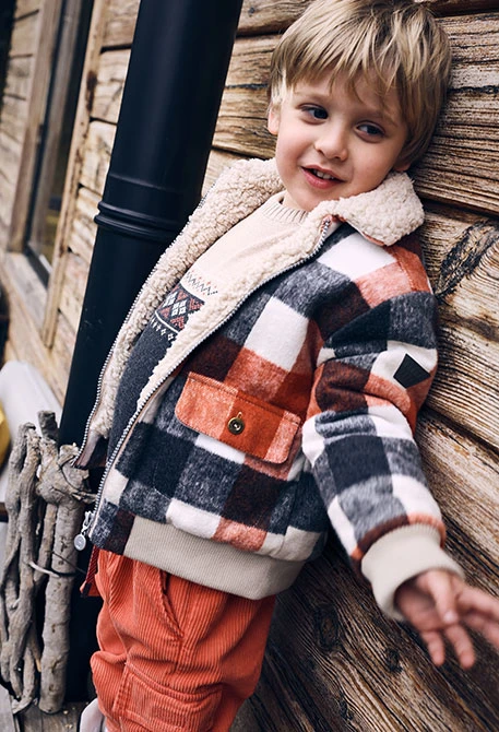 Knitted boy´s jacket with checks