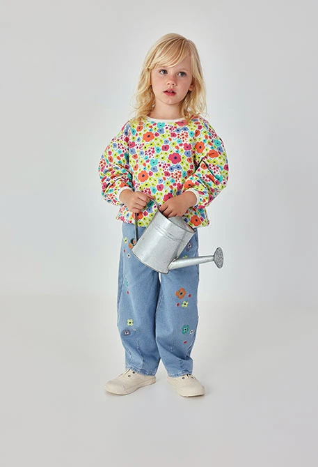 Mädchen-Sweatshirt mit Musterprint.