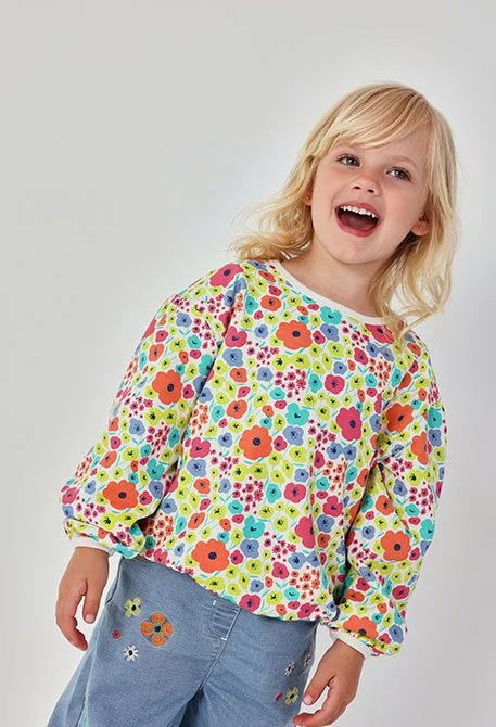 Mädchen-Sweatshirt mit Musterprint.