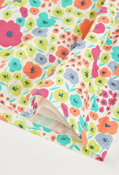 Vestido de menina de cetim estampado com flores
