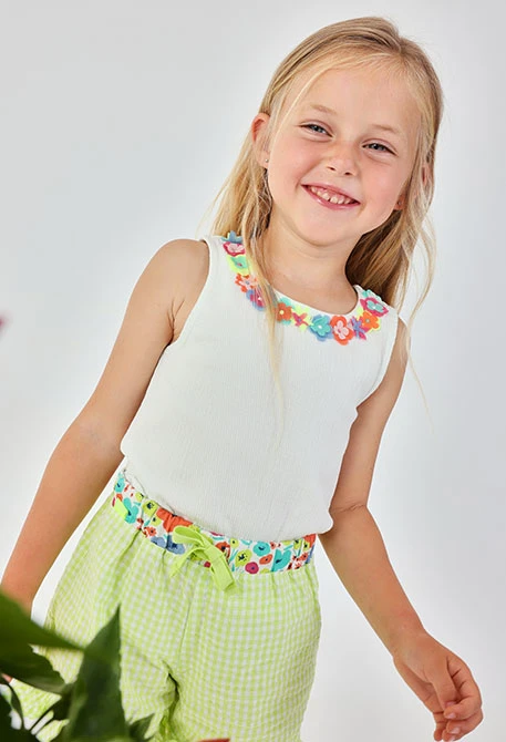 Girls’ white cotton T-shirt with flowers