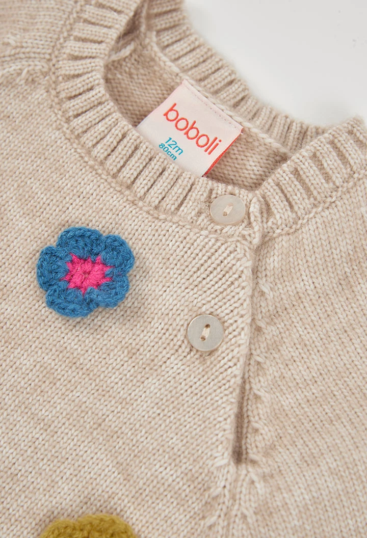 Camisola bege para menina com flores de crochet