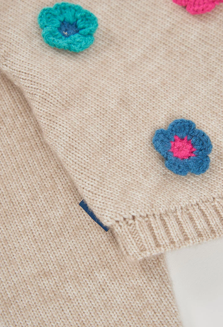 Camisola bege para menina com flores de crochet