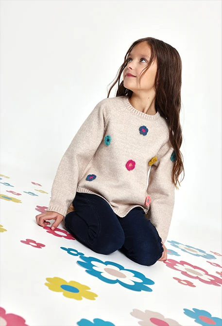 Jersei beix de nena amb flors de crochet