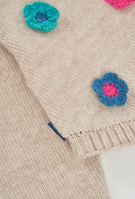 Maglione beige da bambina con fiori all\'uncinetto