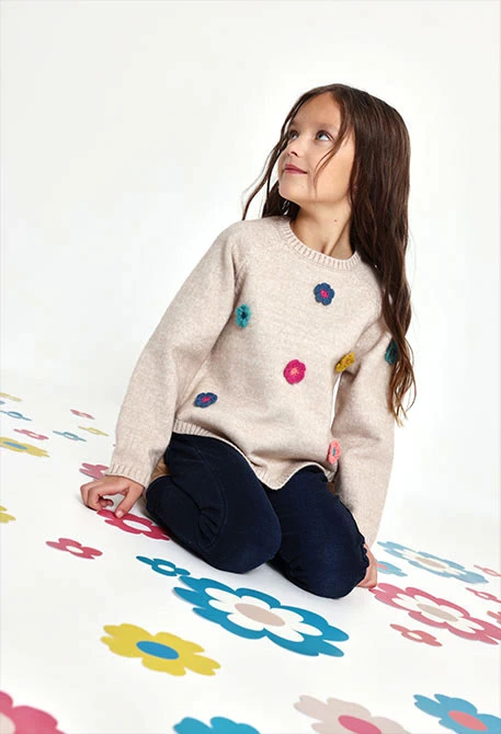 Camisola bege para menina com flores de crochet