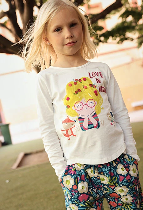 Camiseta punto niña blanca estampado muñeca y zorro