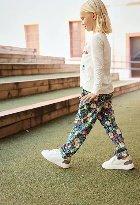 Pantalón felpa niña verde estampado flores