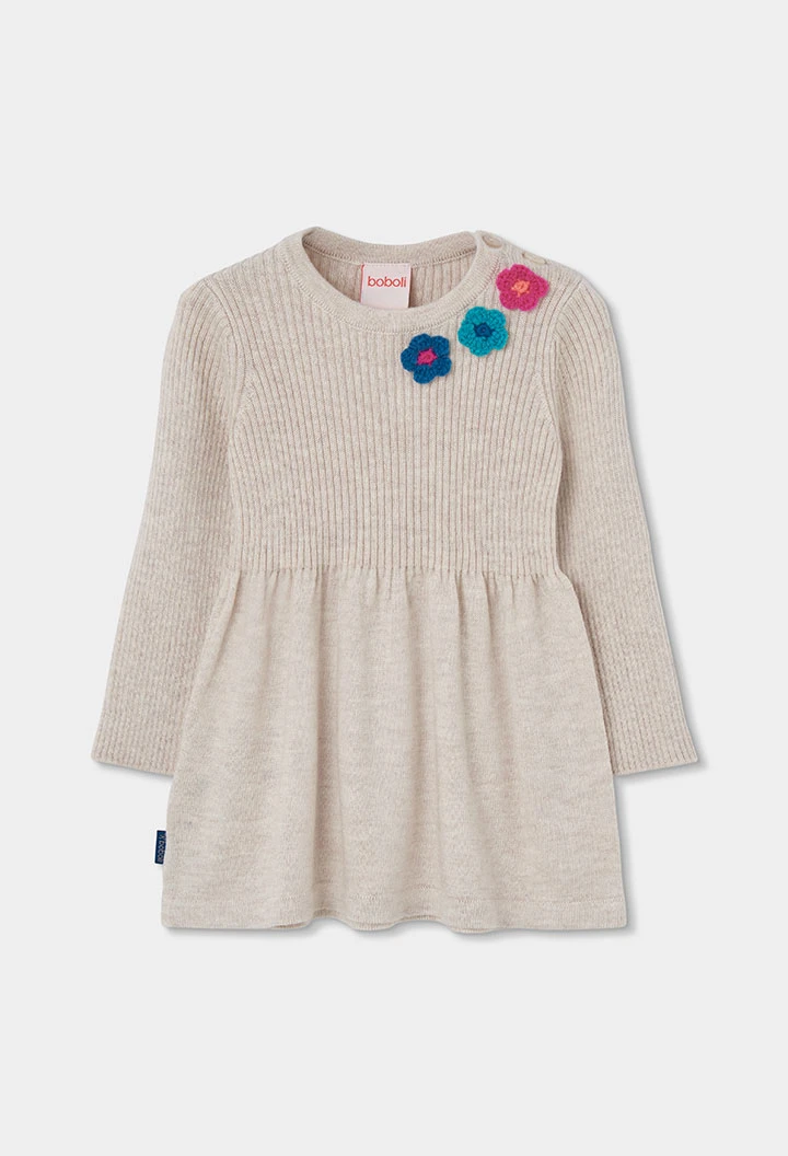 Vestido beige con flores de crochet