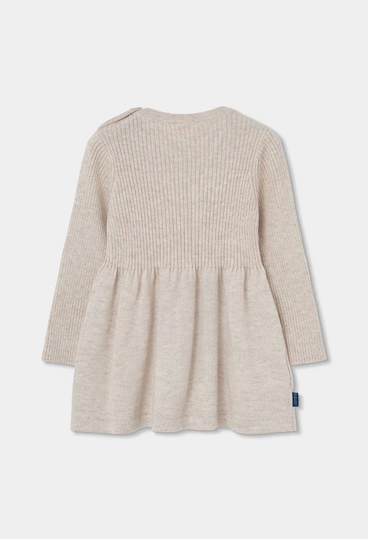 Vestido beige con flores de crochet