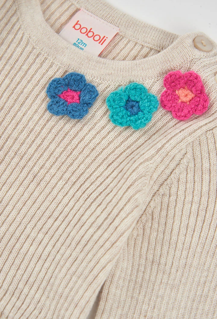 Vestido beige con flores de crochet