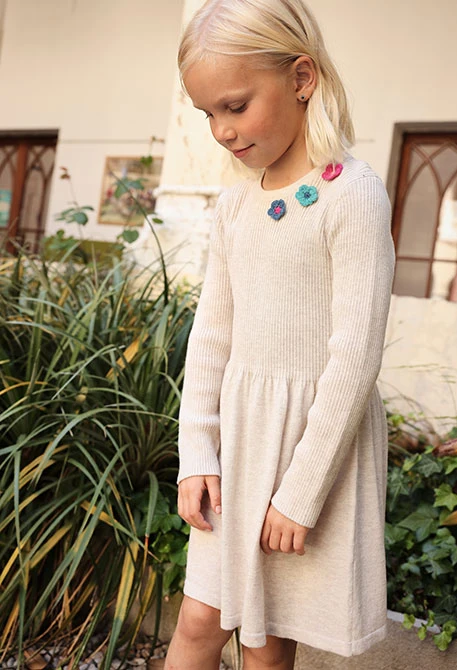 Vestit beix amb flors de crochet