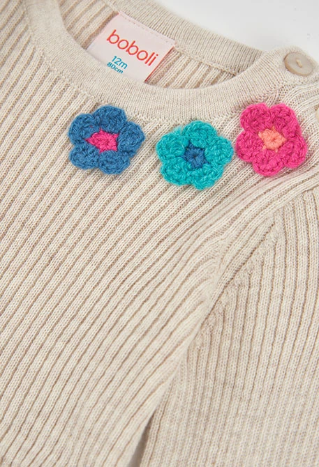 Vestido beige con flores de crochet