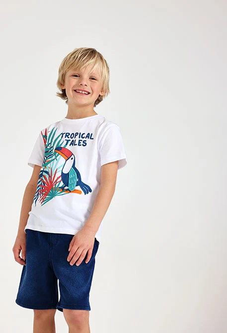 Maglietta in jersey per bebè maschio di colore bianco con stampa tropicale.