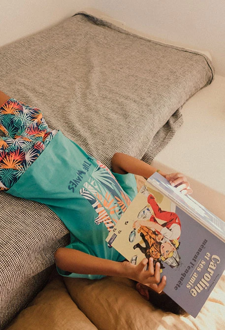 Gestricktes T-Shirt für Jungen in Grün mit Buchstabendruck