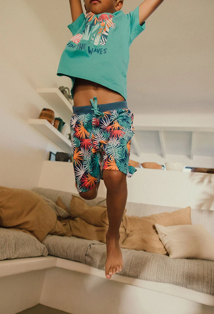 Gestrickte Bermuda-Shorts für Jungen mit tropischem Muster.