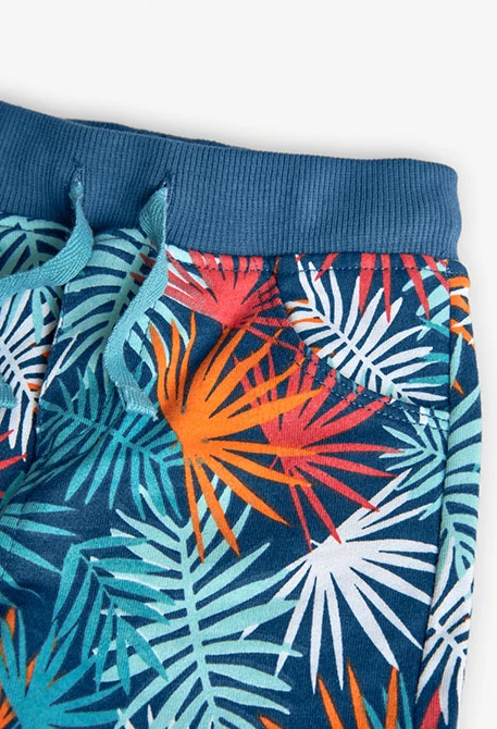 Gestrickte Bermuda-Shorts für Jungen mit tropischem Muster.