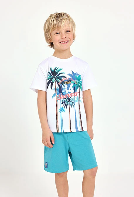 Completo in maglia per neonato di colore bianco con stampa e pantaloncini di colore blu.