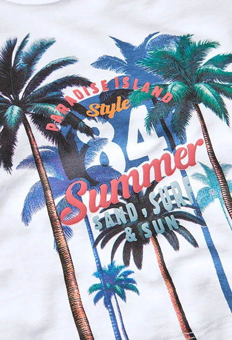 Conjunto de malha para bebé menino em cor branca com estampado e calções em cor azul