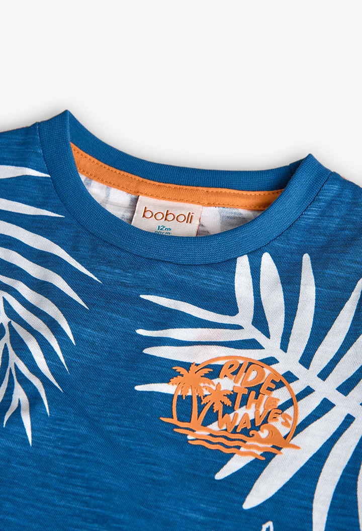 Maglietta in maglia per bambino di colore blu con design tropicale.