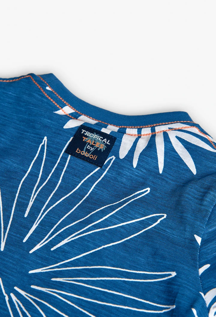 Maglietta in maglia per bambino di colore blu con design tropicale.