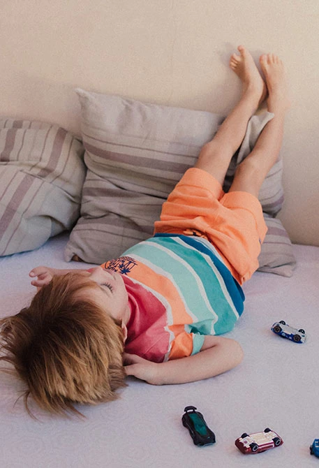 Maglietta a maglia per bambino con stampa multicolore