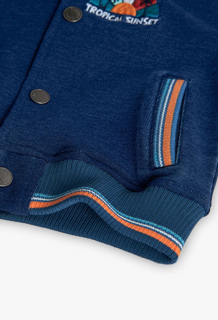 Blouson en peluche pour bébé garçon de couleur bleue.