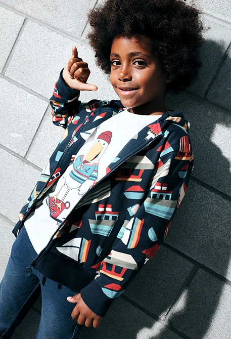 Marineblaue Jungenjacke aus Plüsch mit Booten