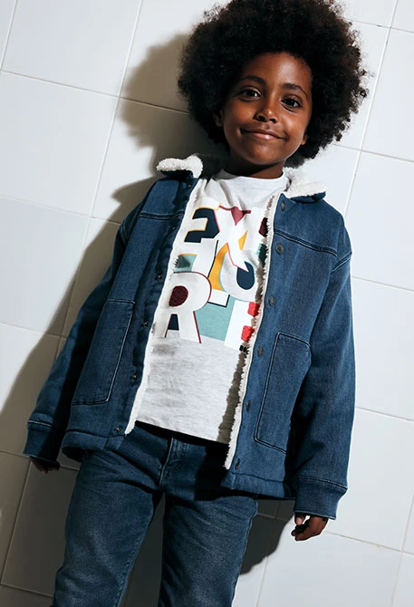 Giacca in maglia bambino blu con patch barca