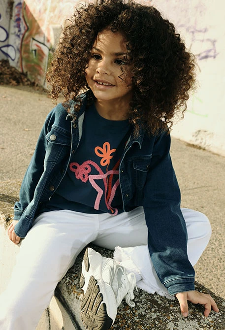 Girl?s long-sleeve cotton T-shirt in navy blue