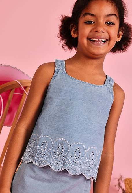 Top denim bordado bleach