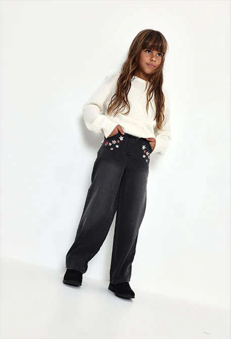 Pantalone denim bambina nero ricamato di fiori