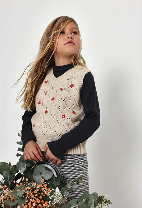 Chaleco beige niña bordado de flores