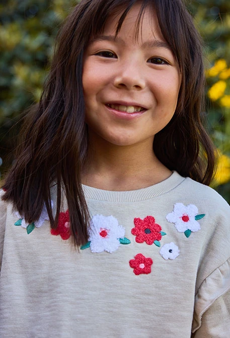 Sweatshirt em felpa para menina bege com bordado de flores