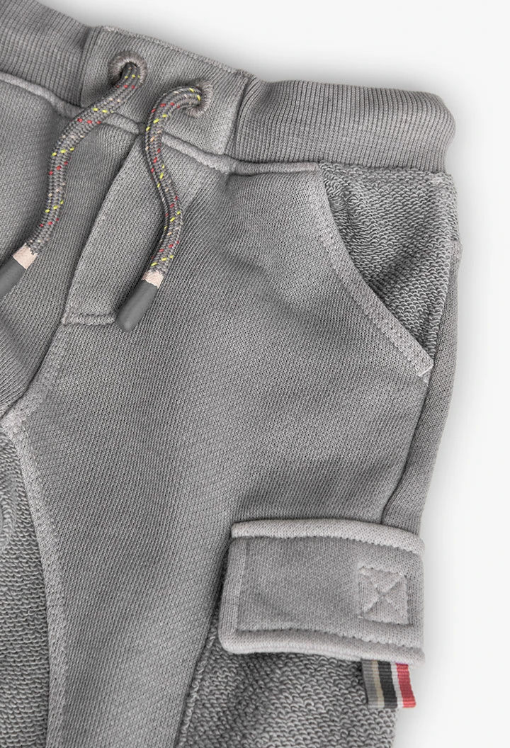 Pantalon de jogging pour bébé garçon de couleur grise.