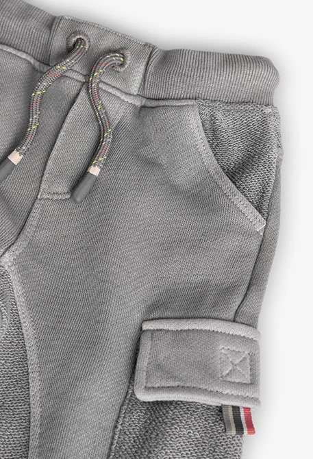 Pantalon de jogging pour bébé garçon de couleur grise.