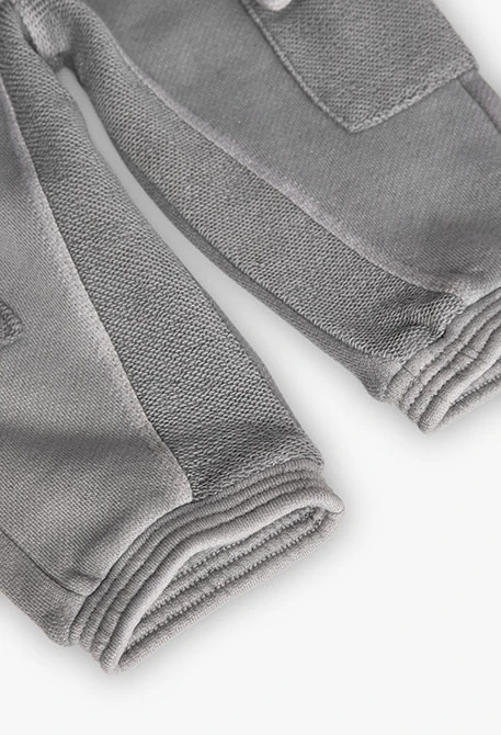 Pantalon de jogging pour bébé garçon de couleur grise.