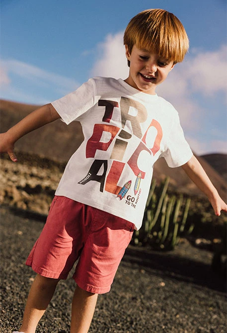 T-shirt de malha para bebé menino em branco com estampado