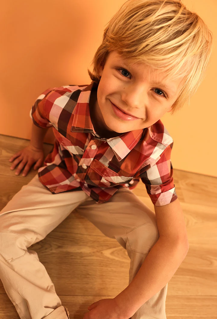 Camicia in popeline per bambino con quadri in tonalità calde.