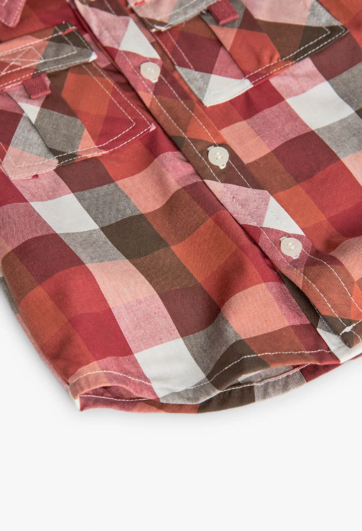 Chemise en popeline pour bébé garçon à carreaux dans des tons chauds.
