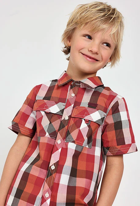 Camicia in popeline per bambino con quadri in tonalità calde.
