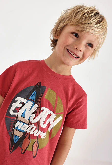 Maglietta a maglia per bambino in colore granata.