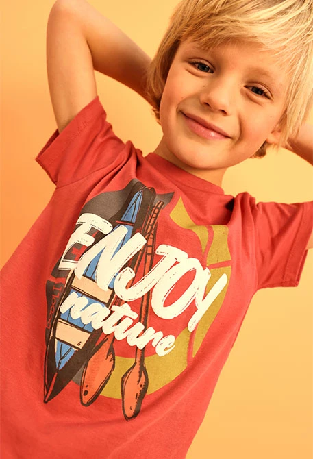 Maglietta a maglia per bambino in colore granata.